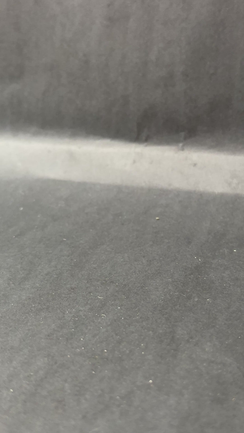 na nagraniu widać jak puzzle wysypują się z podstawy 