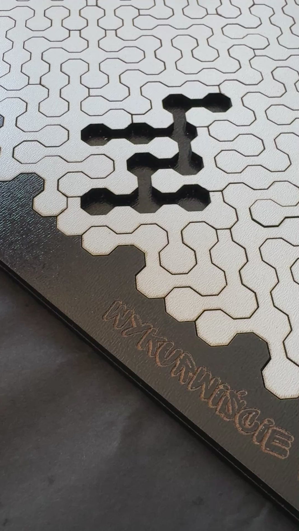 modelka wkłada ostatni puzzel do układanki 