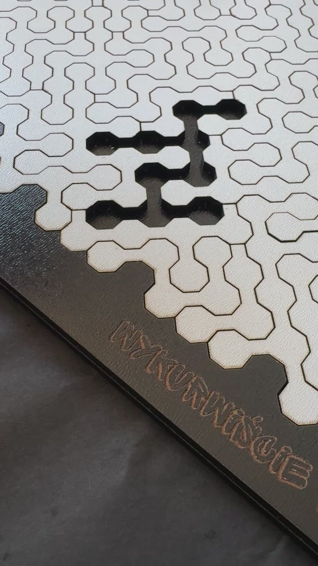 modelka wkłada ostatni puzzel do układanki 