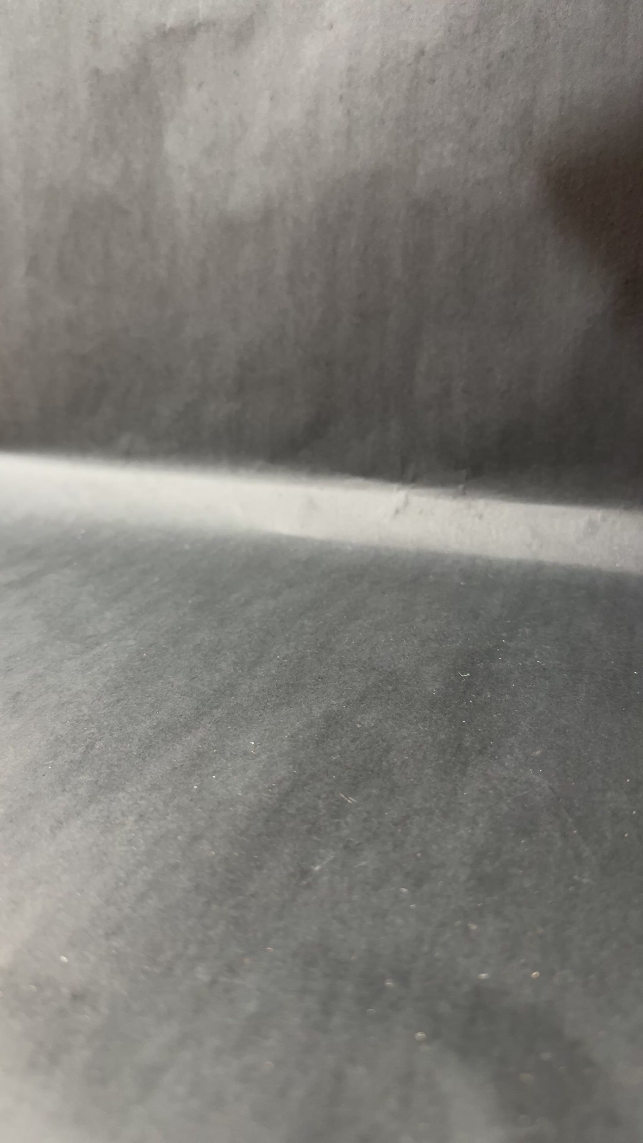 puzzle wypadają z podstawy, odsłania się na nich tajemniczy napis 