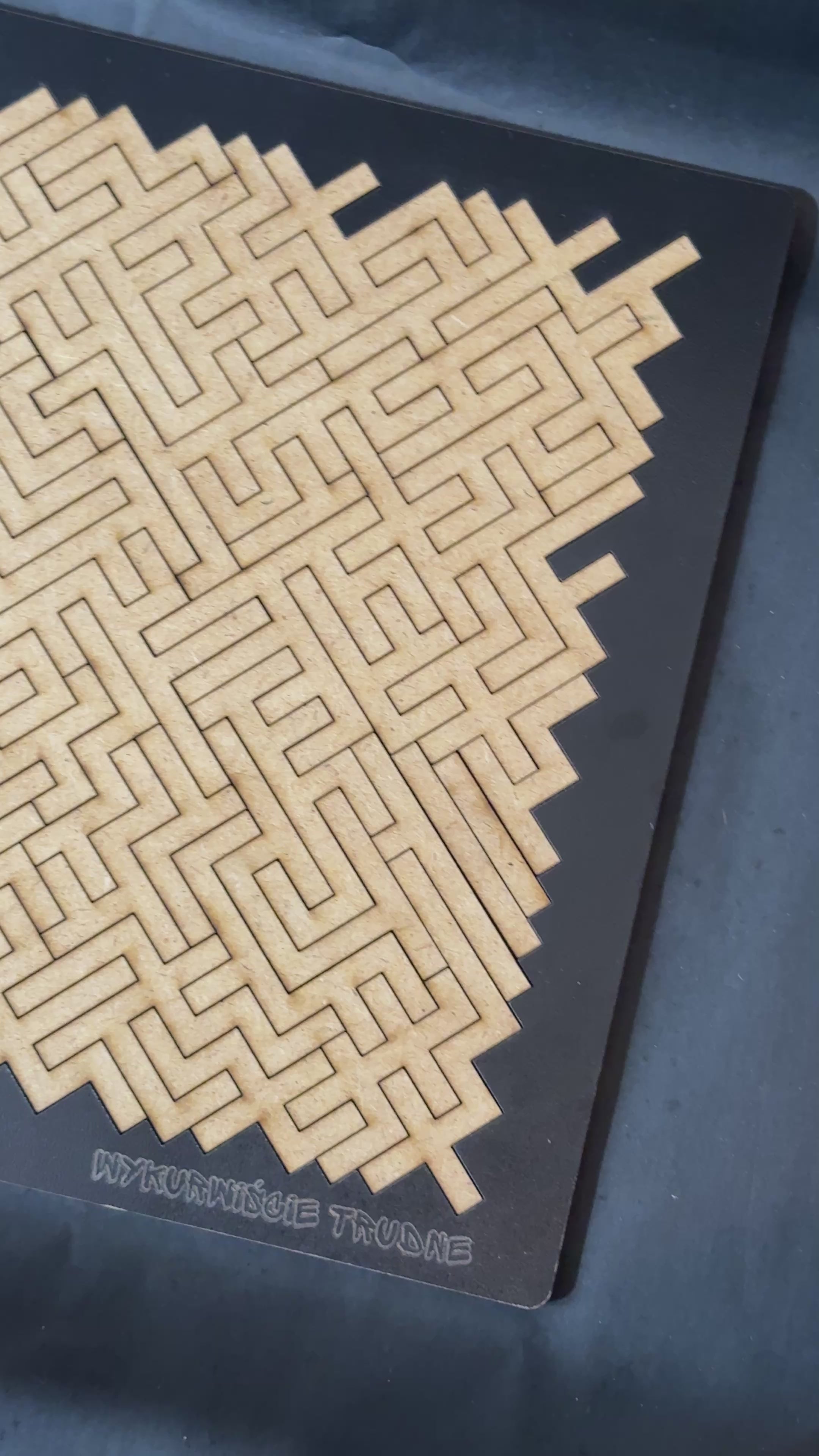 pokazanie jakości wykonania puzzli, zbliżenie na detale i idealne spasowanie elementów