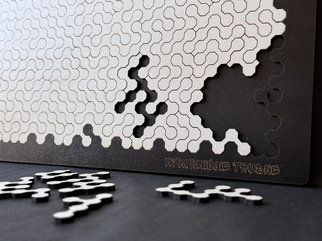 pokazane puzzle i podstawa drewnianych puzzli ze sklejki, czarno białe w kształcie oktagonu