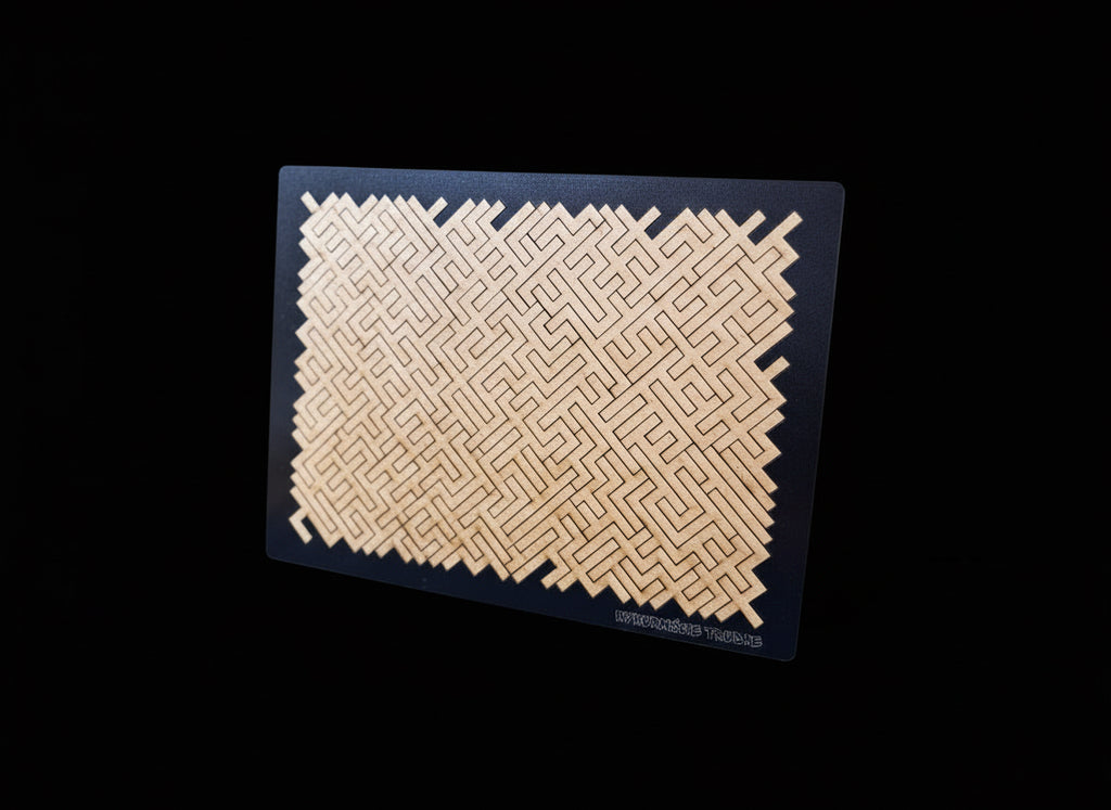 drewniane puzzle na czarnej podstawie, puzzle łamigłówka w typie labirynt 